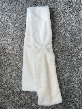 NWOT Sprigs Plush White Faux Fur Scarf